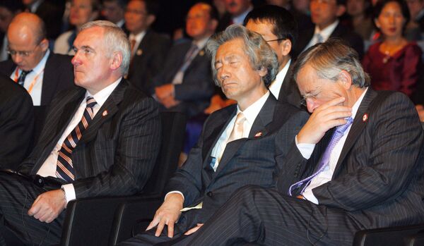 جونیچیرو کویزومی، نخست وزیر ژاپن (دومین نفر از سمت راست) و ژان کلود یونکر، نخست وزیر لوکزامبورگ (راست) در حالی که برتی آهرن، نخست وزیر ایرلند در نشست دو روزه آسیا اروپا ، 10 سپتامبر 2006 در هلسینکی شرکت می کند، خوابیده اند. - اسپوتنیک ایران  