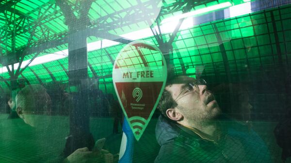 Пассажир в вагоне на станции Деловой центр Московского центрального кольца в Москве - اسپوتنیک ایران  