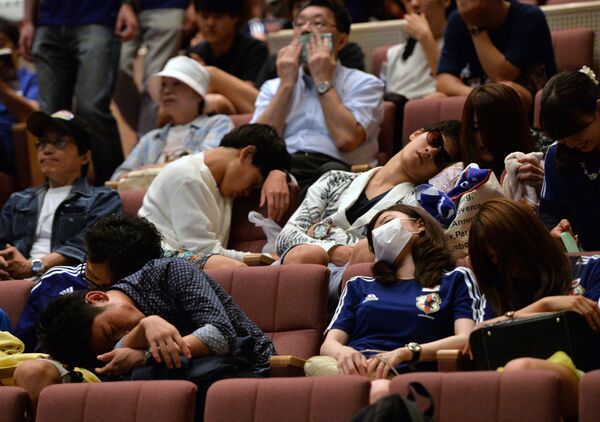 طرفداران فوتبال ژاپن قبل از بازی گروه C جام جهانی فوتبال 2014 که بین ژاپن و یونان برگزار شد در ملا عام خوابیده اند. توکیو 29 ژوئن 2014 - اسپوتنیک ایران  