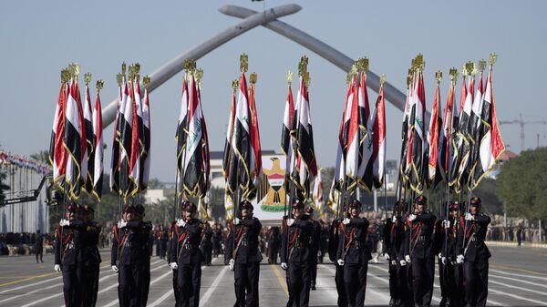 جنود الجيش العراقي يسيرون تحت قوس النصر خلال عرض بمناسبة يوم الجيش في بغداد، العراق، في 6 يناير 2024 - اسپوتنیک ایران  