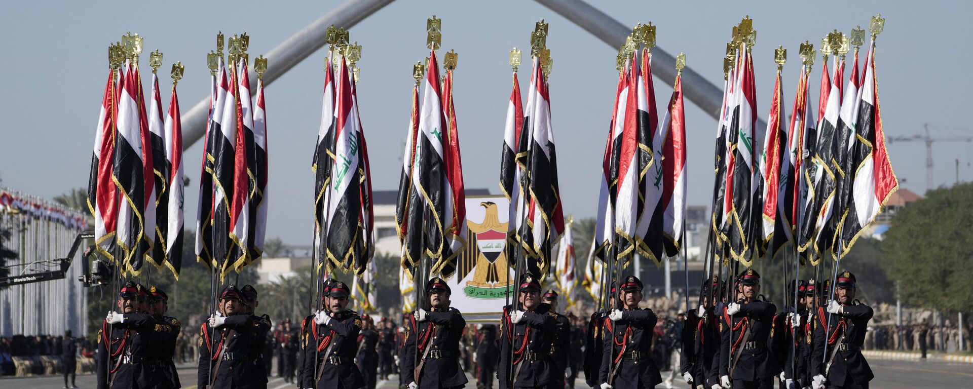 جنود الجيش العراقي يسيرون تحت قوس النصر خلال عرض بمناسبة يوم الجيش في بغداد، العراق، في 6 يناير 2024 - اسپوتنیک ایران  , 1920, 29.02.2024