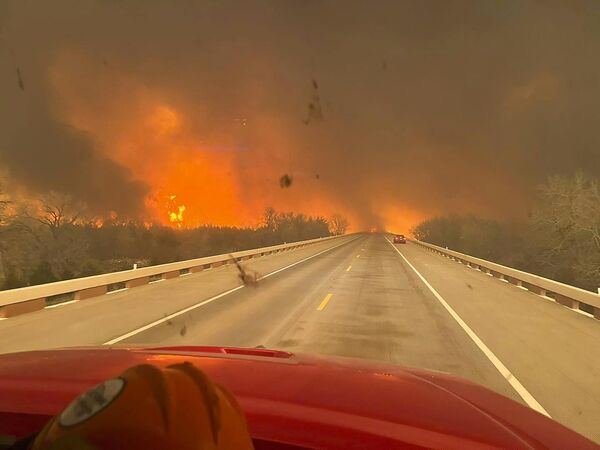 این تصویر از صفحه فیس بوک Greenville Fire-Rescue گرفته شده است. چهارشنبه، 28 فوریه 2024.آتش سوزی سریعی که در تگزاس پانهندل شعله ور شد به دومین آتش سوزی بزرگ در تاریخ این ایالت تبدیل شد و باعث تخلیه و قطع برق شد زیرا آتش نشانان تلاش می کردند شعله های آتش را مهار کنند. - اسپوتنیک ایران  