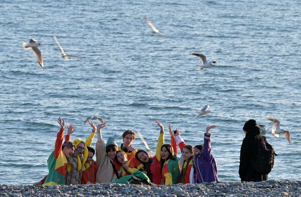 شرکت کنندگان جشنواره جهانی جوانان در سواحل دریای سیاه در قلمرو فدرال سیریوس استراحت می کنند. جشنواره جهانی جوانان (WYF) از 1 تا 7 مارس برگزار می شود. - اسپوتنیک ایران  