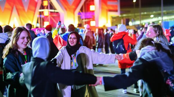 Шоу-приветствие Город молодежи мира в рамках Всемирного фестиваля молодежи на федеральной территории Сириус - اسپوتنیک ایران  