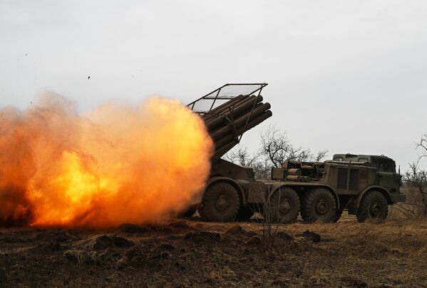 سیستم موشکی پرتاب چندگانه 9K57 Uragan (MLRS) ناحیه نظامی مرکزی قبل از انجام ماموریت های رزمی در جهت آودیوکا در عملیات ویژه نظامی - اسپوتنیک ایران  