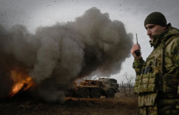 سربازی از خدمه سیستم موشکی پرتاب چندگانه 9K57 Uragan (MLRS) ناحیه نظامی مرکزی قبل از انجام ماموریت های رزمی در جهت آودیوکا در عملیات ویژه نظامی - اسپوتنیک ایران  