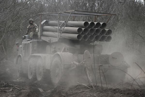 سیستم موشکی پرتاب چندگانه 9K57 Uragan (MLRS) ناحیه نظامی مرکزی قبل از انجام ماموریت های رزمی در جهت آودیوکا در عملیات ویژه نظامی - اسپوتنیک ایران  