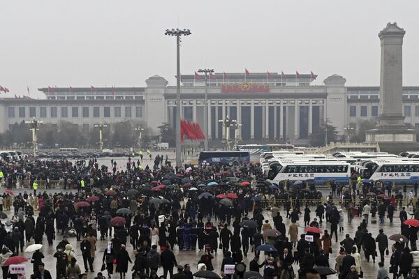 نمایندگان پس از جلسه افتتاحیه کنگره ملی خلق (NPC) در پکن در 5 مارس 2024 تالار بزرگ مردم را ترک می کنند. - اسپوتنیک ایران  