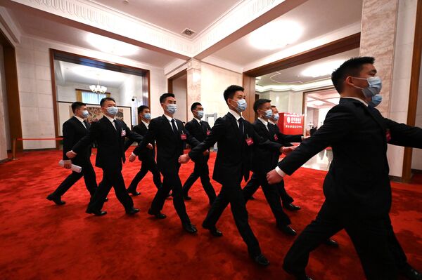 افسران امنیتی پس از جلسه افتتاحیه کنگره ملی خلق (NPC) در تالار بزرگ مردم در پکن در 5 مارس 2024  - اسپوتنیک ایران  