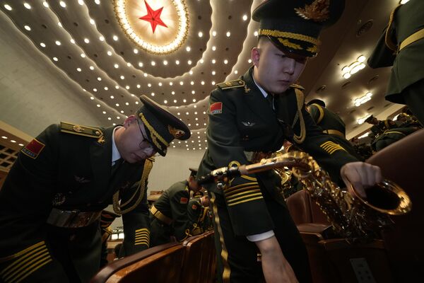 اعضای ارکستر نظامی چینی قبل از جلسه افتتاحیه کنگره ملی خلق (NPC) در تالار بزرگ مردم در پکن، چین، سه شنبه، 5 مارس 2024 آماده می شوند. - اسپوتنیک ایران  