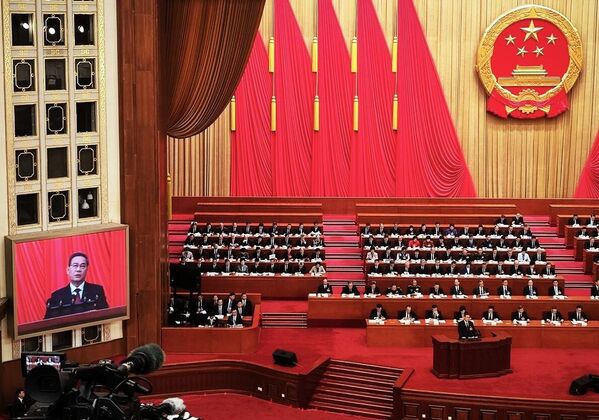 لی کیانگ، نخست‌وزیر چین در دومین نشست چهاردهمین کنگره ملی خلق (NPC)، عالی‌ترین نهاد قانونگذاری این کشور، در تالار بزرگ مردم در پکن سخنرانی می‌کند. - اسپوتنیک ایران  