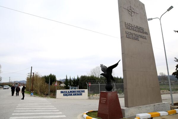 مردم در 4 مارس 2024 در ورودی پایگاه هوایی تازه بازسازی شده تحت حمایت ناتو در شهر آلبانیایی کوکوو، در 90 کیلومتری جنوب تیرانا، پایتخت ایستاده اند. آلبانی عضو ناتو روز دوشنبه یک پایگاه هوایی تاکتیکی بین المللی را افتتاح کرد که اولین پایگاه ناتو در منطقه بالکان غربی است. - اسپوتنیک ایران  