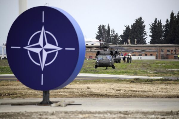 هلیکوپترهای نظامی در یک پایگاه هوایی در شهر کوکوو ، در حدود 85 کیلومتری (52 مایلی) جنوب تیرانا، آلبانی، دوشنبه، 4 مارس 2024 پارک شده اند. آلبانی عضو ناتو روز دوشنبه یک پایگاه هوایی تاکتیکی بین المللی را افتتاح کرد که اولین پایگاه ناتو در منطقه بالکان غربی است. - اسپوتنیک ایران  
