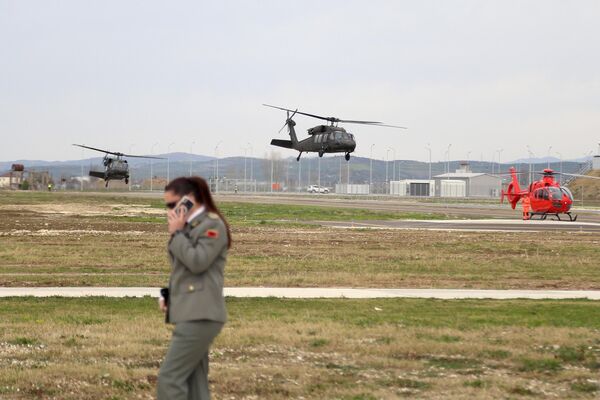 هلیکوپترها در پایگاه هوایی تازه بازسازی شده تحت حمایت ناتو در شهر آلبانیایی کوکوو، در حدود 85 کیلومتری جنوب تیرانا، پایتخت در 4 مارس 2024 به پرواز در می آیند.آلبانی عضو ناتو روز دوشنبه یک پایگاه هوایی تاکتیکی بین المللی را افتتاح کرد که اولین پایگاه ناتو در منطقه بالکان غربی است. - اسپوتنیک ایران  