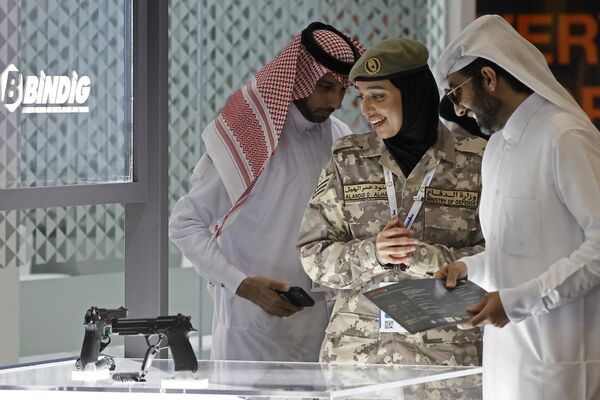 بازدیدکنندگان به تپانچه های نمایش داده شده درنمایشگاه و کنفرانس بین المللی دفاع دریایی دوحه (DIMDEX 2024) در مرکز همایش ملی قطر در دوحه در 6 مارس 2024 نگاه می کنند. - اسپوتنیک ایران  