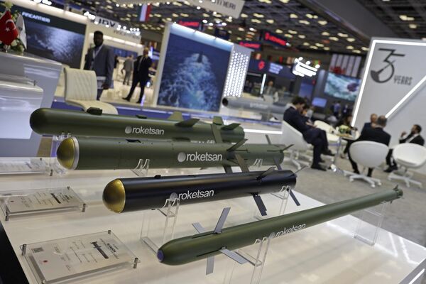 مدل‌های موشک در نمایشگاه و کنفرانس بین‌المللی دفاع دریایی دوحه (DIMDEX 2024) در مرکز همایش ملی قطر در دوحه در تاریخ 6 مارس 2024 به نمایش گذاشته می‌شود.  - اسپوتنیک ایران  