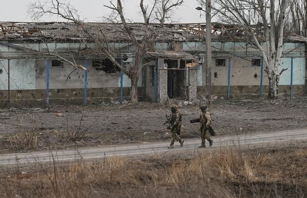 سربازان تیپ مهندسی ارتش روسیه  در حال انجام عملیات مین زدایی بشردوستانه در شهر آودیوکا طی عملیات نظامی ویژه هستند. - اسپوتنیک ایران  
