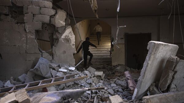 Палестинцы проверяют разрушения после израильского удара в Рафахе, сектор Газа - اسپوتنیک ایران  