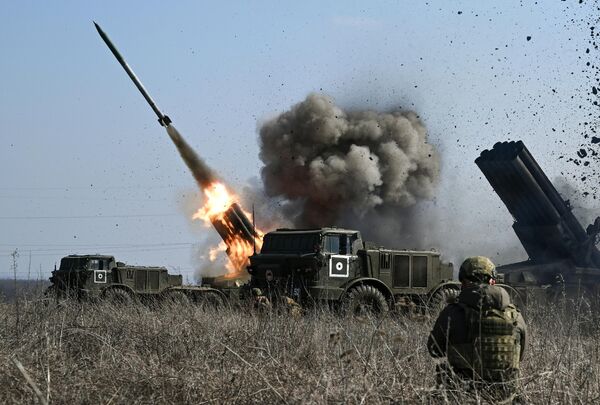 سامانه های موشکی پرتاب چندگانه (MLRS) 9K57 &quot;Hurricane&quot; لشکر توپخانه گروه نیروهای &quot;مرکز&quot; نیروهای مسلح روسیه در حال حمله به مواضع نیروهای مسلح اوکراین در جهت آودیوکا  - اسپوتنیک ایران  