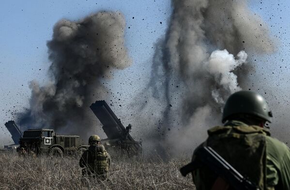 سامانه های موشکی پرتاب چندگانه (MLRS) 9K57 &quot;Hurricane&quot; لشکر توپخانه گروه نیروهای &quot;مرکز&quot; نیروهای مسلح روسیه در حال حمله به مواضع نیروهای مسلح اوکراین در جهت آودیوکا - اسپوتنیک ایران  