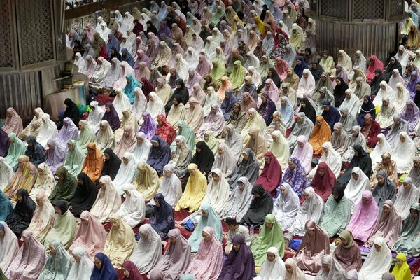 شرکت مسلمانان اندونزیایی در نماز عصری به نام تراویح به مناسبت اولین شب ماه مبارک رمضان در مسجد استقلال در جاکارتا، اندونزی. - اسپوتنیک ایران  
