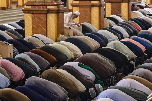 نماز عصر مؤمنان مسلمان معروف به &quot;طراویح&quot; به مناسبت آغاز ماه مبارک رمضان در مسجد ممون در کراچی. - اسپوتنیک ایران  