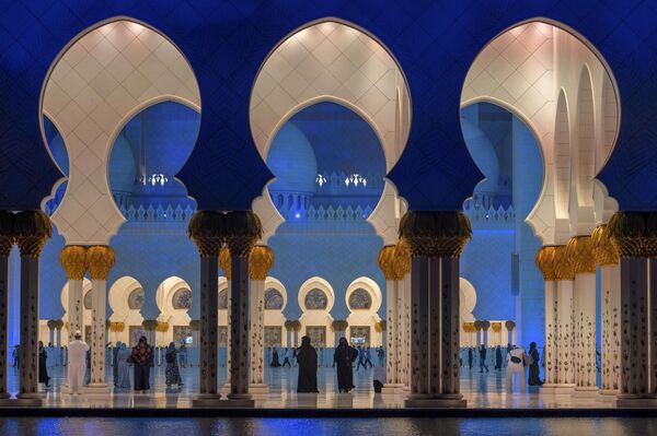 تجمع شیعیان در اولین روز از ماه مبارک رمضان در مسجد جامع شیخ زاید در ابوظب. - اسپوتنیک ایران  