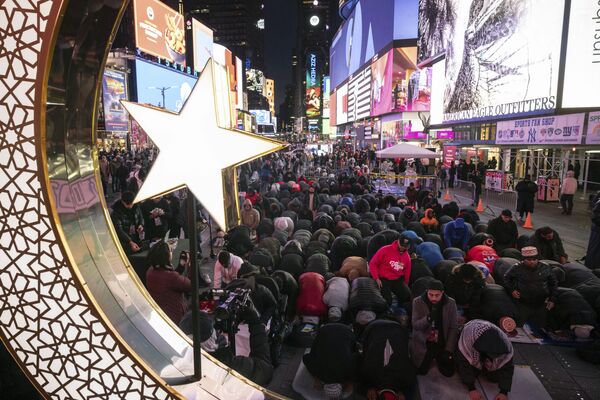 تجمع اعضای جامعه مسلمانان برای نماز تراویح در طول یک ماه رمضان در میدان تایمز نیویورک. - اسپوتنیک ایران  