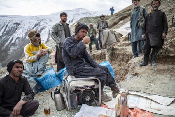 استراحت معدنچیان افغان پس از کار در معدن طلای بدخشان افغانستان. - اسپوتنیک ایران  