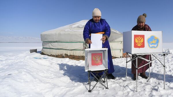 زنان در رای گیری زودهنگام در اردوگاه چوپانان  چازیر آیداش، در 10 کیلومتری مرز روسیه و مغولستان در جمهوری تووا روسیه شرکت می کنند. - اسپوتنیک ایران  