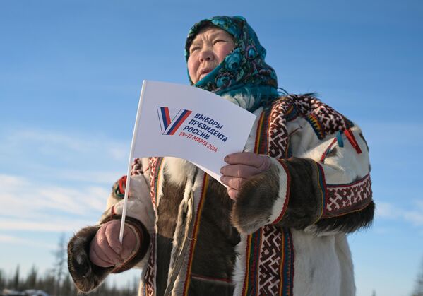 یک زن ساکن یامال از میان اقوام  بومی شمال روسیه در هنگام رای گیری زودهنگام در انتخابات ریاست جمهوری فدراسیون روسیه در اردوگاه گله داران گوزن شمالی در منطقه پری اورالسکی ناحیه  خودمختار یامالو-ننتس. - اسپوتنیک ایران  