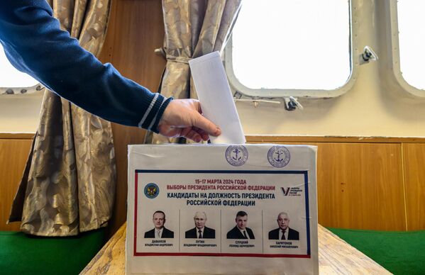 یکی از خدمه کشتی باری  &quot;کاپیتان موکیف&quot; در انتخابات ریاست جمهوری روسیه زودهنگام رای می دهد. انتخابات برای 15تا 17 مارس برنامه ریزی شده است، این کشتی در حال حاضر در دریای اوخوتسک است. - اسپوتنیک ایران  