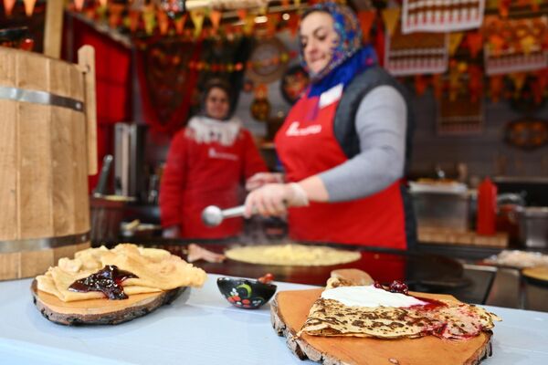 پختن خوراک روسی &quot;بلینی&quot; (از آرد و شیر و تخم مرغ درست می‌شود) در جشنواره &quot;ماسلنیتسا&quot; در مسکو. - اسپوتنیک ایران  