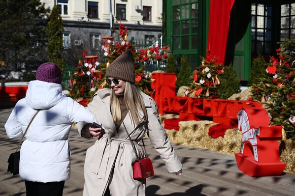 دختران در جریان برگزاری جشنواره &quot;ماسلنیتسا&quot; در میدان &quot;تورسکایا&quot; مسکو می رقصند. - اسپوتنیک ایران  