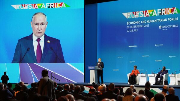 Президент РФ Владимир Путин выступает на пленарном заседании II Cаммита и форума Россия - Африка  - اسپوتنیک ایران  