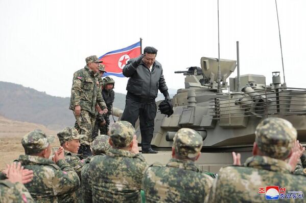 رهبر کره شمالی کیم جونگ اون در کنار جدیدترین تانک در در مسابقات یگان های بزرگ زرهی ارتش این کشور - اسپوتنیک ایران  