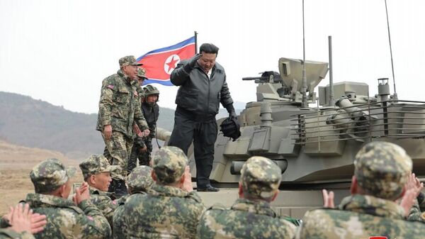 رهبر کره شمالی کیم جونگ اون در کنار جدیدترین تانک در در مسابقات یگان های بزرگ زرهی ارتش این کشور - اسپوتنیک ایران  