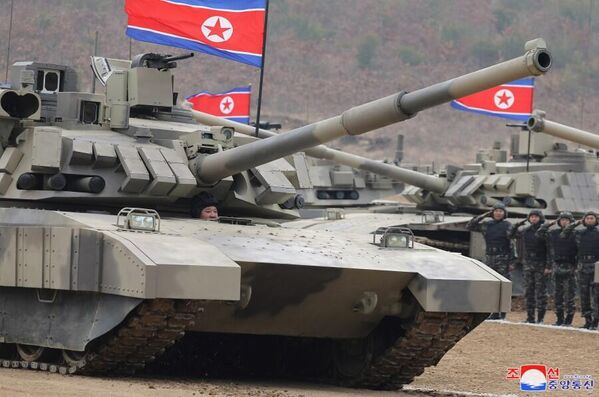 رهبر کره شمالی کیم جونگ اون در داخل  جدیدترین تانک در در مسابقات یگان های بزرگ زرهی ارتش این کشور - اسپوتنیک ایران  