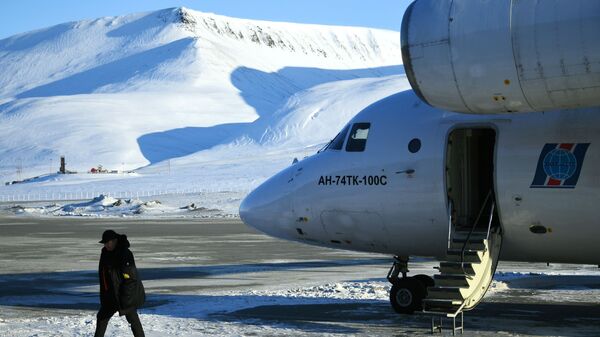 Самолет с участниками 10-й Большой арктической экспедиции под руководством полярника Матвея Шпаро приземлился в аэропорту Лонгйир в Шпицбергене - اسپوتنیک ایران  