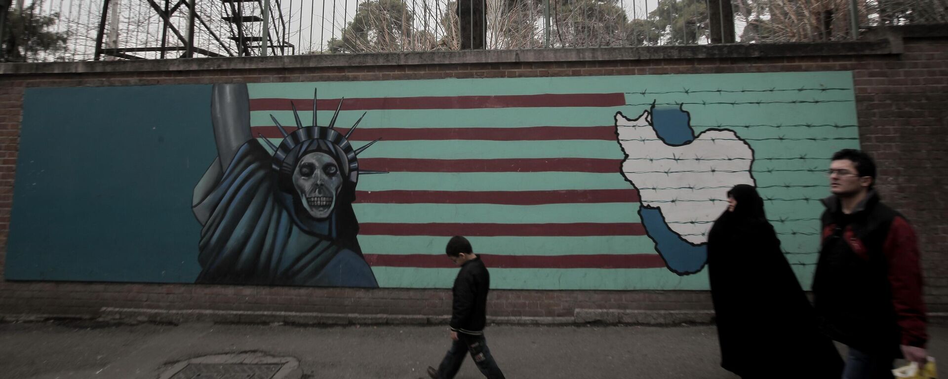 Стена бывшего посольства США в Тегеране - اسپوتنیک ایران  , 1920, 14.03.2024