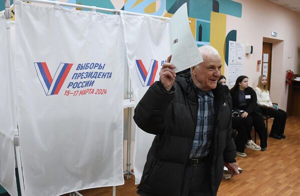 مردی در انتخابات ریاست جمهوری روسیه در شعبه رای گیری شماره 4127 در شهر ولادی وستوک رای می دهد - اسپوتنیک ایران  