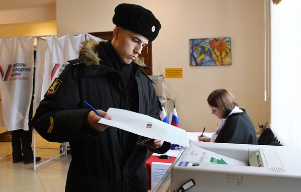 یک سرباز ناوگان اقیانوس آرام در انتخابات ریاست جمهوری روسیه در شعبه رای گیری شماره 502 در ولادی وستوک رای می دهد. - اسپوتنیک ایران  