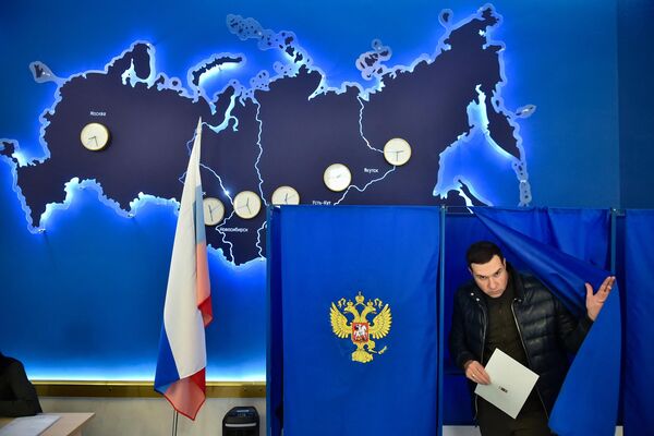 مردی در انتخابات ریاست جمهوری روسیه در شهر نووسیبیرسک سیبری در 15 مارس 2024 رای می دهد. - اسپوتنیک ایران  