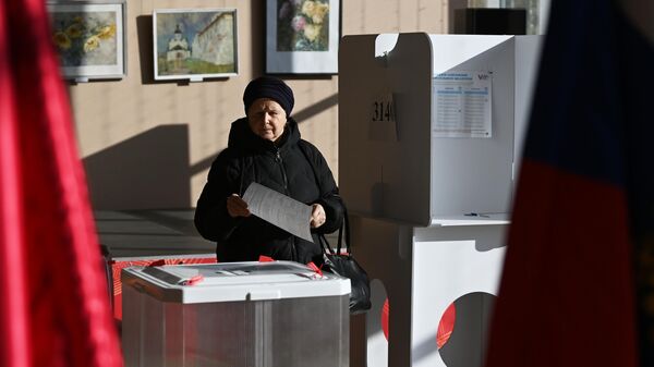 Женщина голосует на выборах президента России на избирательном участке в Москве - اسپوتنیک ایران  