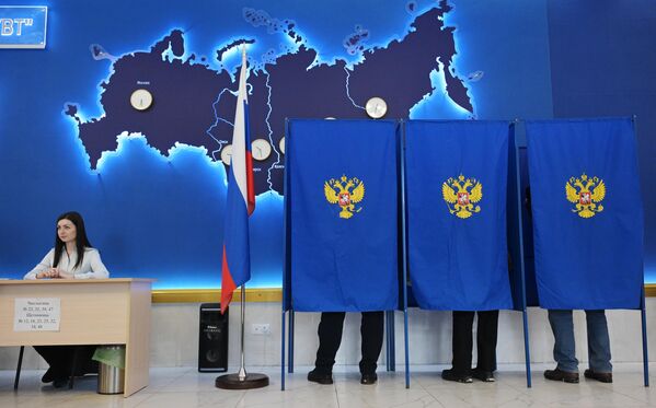 مردم در انتخابات ریاست جمهوری روسیه در یکی از مراکز رای گیری در نووسیبیرسک رای می دهند. - اسپوتنیک ایران  