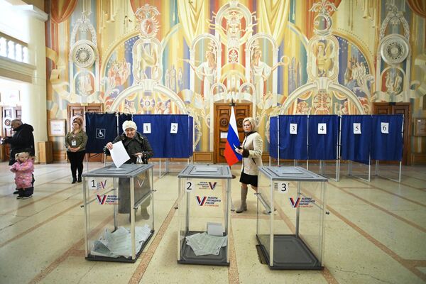 مردم در انتخابات ریاست جمهوری روسیه در یک مرکز رای گیری در لوهانسک رای می دهند. - اسپوتنیک ایران  