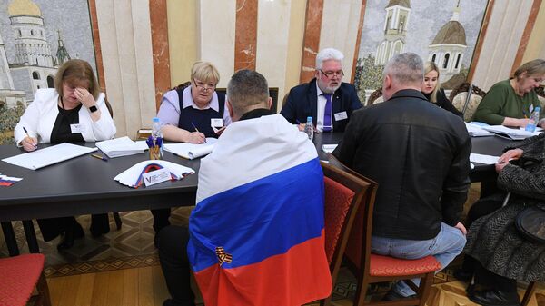 Люди голосуют на избирательном участке в посольстве РФ в Минске на выборах президента России - اسپوتنیک ایران  