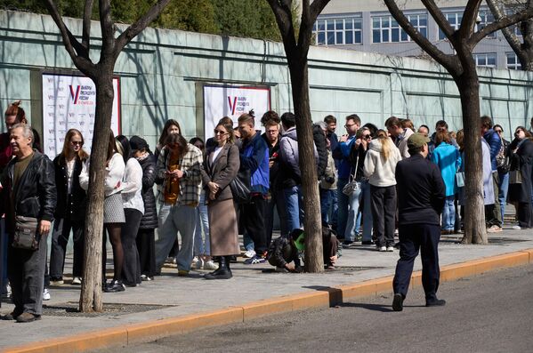 مردم در محل رای گیری سفارت روسیه در پکن برای رای دادن در انتخابات ریاست جمهوری روسیه صف می کشند. - اسپوتنیک ایران  