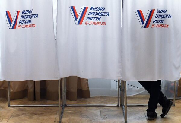 مردی در انتخابات ریاست جمهوری روسیه در شعبه رای گیری شماره 230 در خانه دوستی مردمان منطقه کراسنویارسک رای می دهد. - اسپوتنیک ایران  