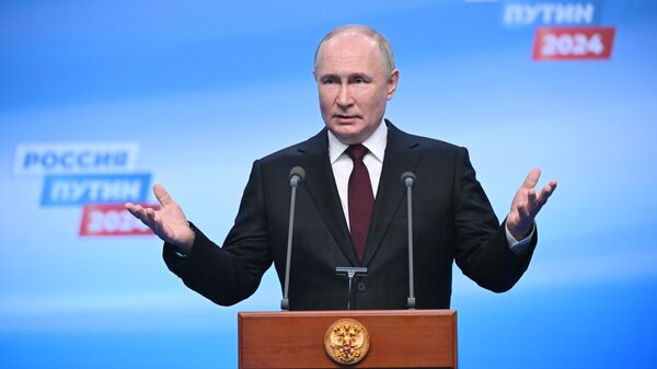 Кандидат в президенты РФ, действующий президент РФ Владимир Путин выступает перед журналистами в своем избирательном штабе - اسپوتنیک ایران  